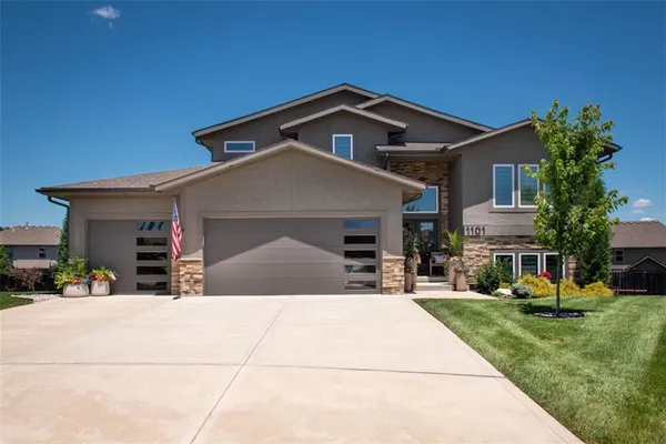 $690,000 | 1101 Southwest Brookside Court, Lee's Summit, MO 64064