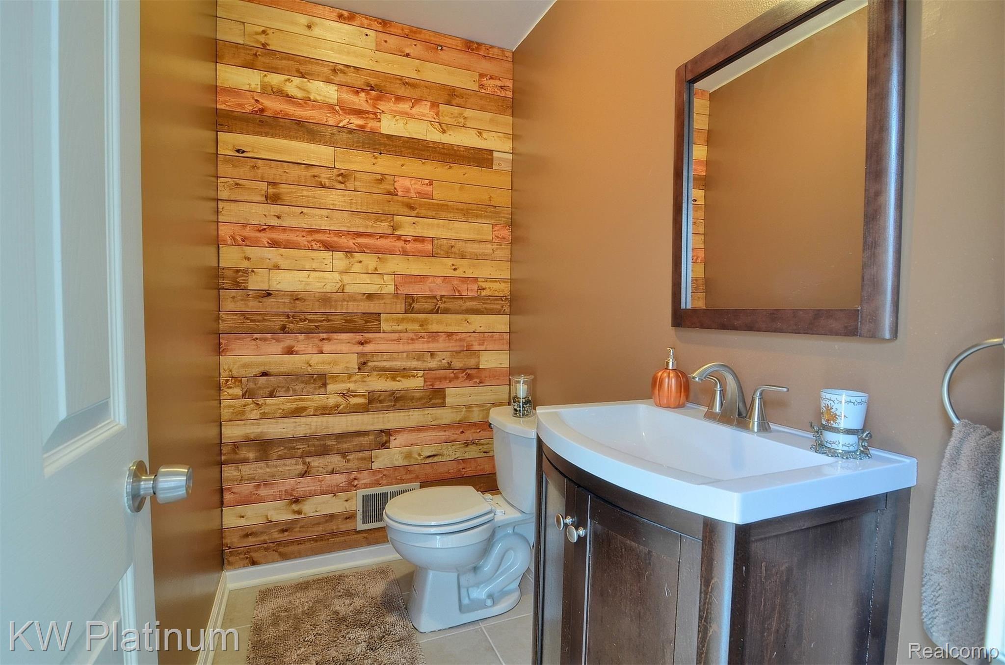 1986 Pondview Court Rochester, MI 48309 - Photo 14 of 37 16-Half Bath.jpg
