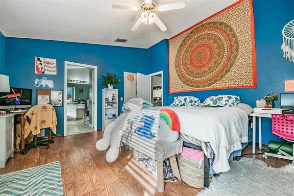 $399,999 | 1813 Dockside Drive, Valrico, FL 33594