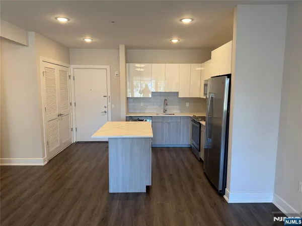 $3,295 | 470 Main Street, Unit 502, Fort Lee, NJ 07024