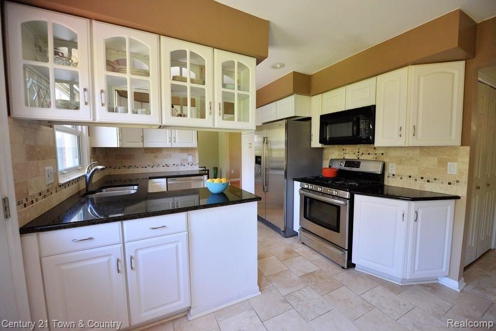 27944 Brandywine Road Farmington, MI 48334 - Photo 7 of 49 Kitchen 11 best.jpg