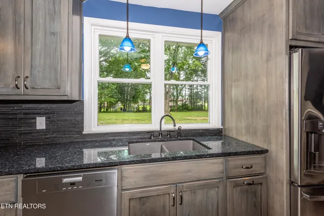 $699,900 | 209 Montgomery Lane, Maryville, TN 37803