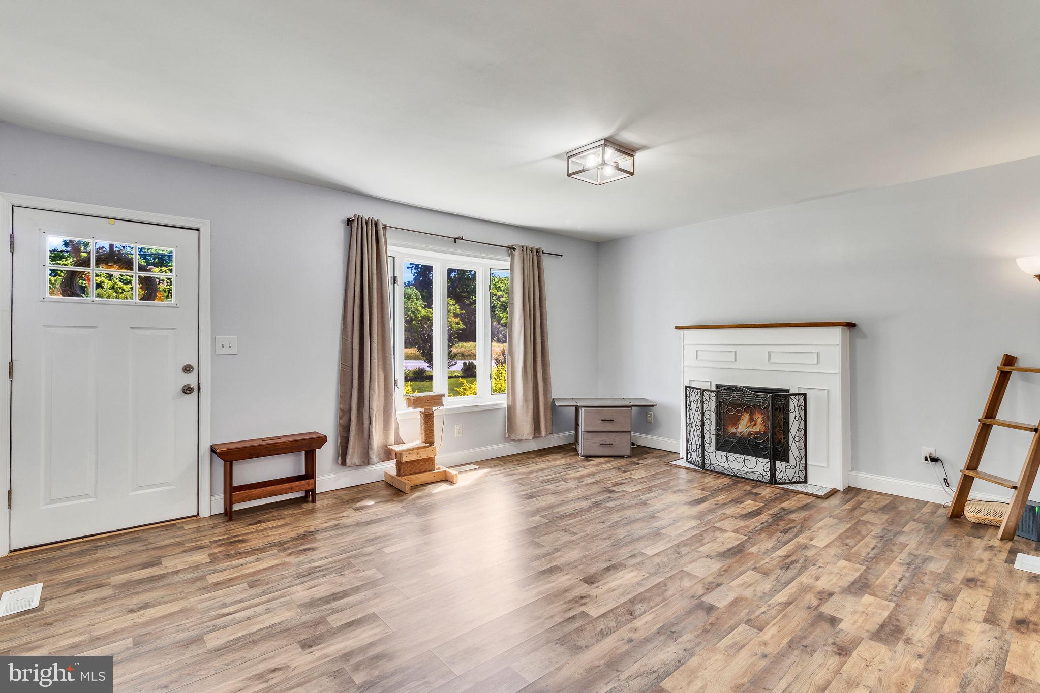 9832 River Road Lancaster, VA 22503 - Photo 16 of 68 Bright and inviting living space.