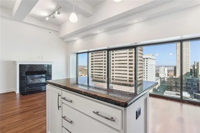 $300,000 | 1101 Walnut Street, Unit 1202, Kansas City, MO 64106