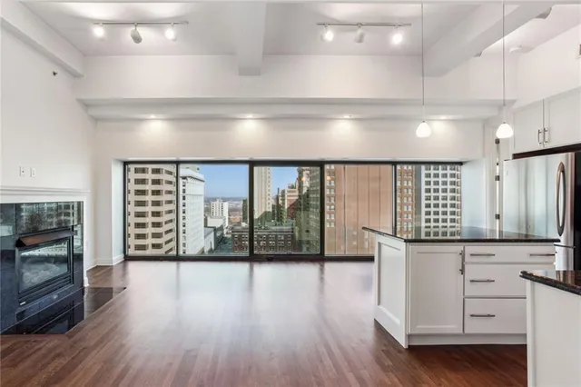 $300,000 | 1101 Walnut Street, Unit 1202, Kansas City, MO 64106