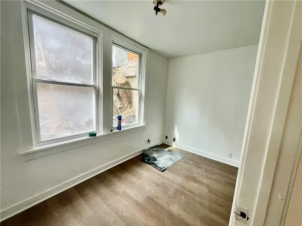 a view of a house with backyard