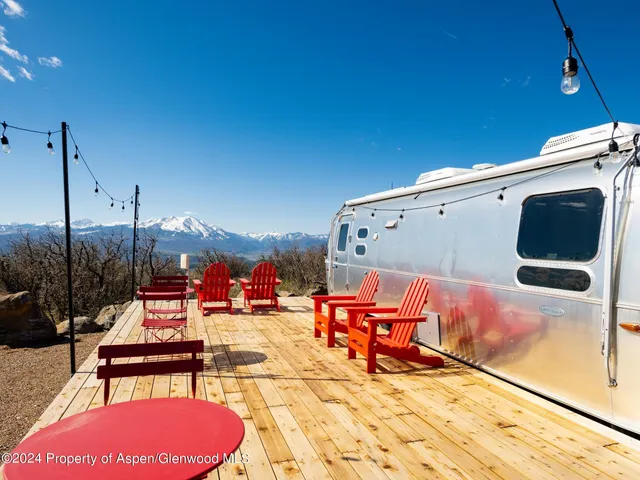 a black and white photo of a room