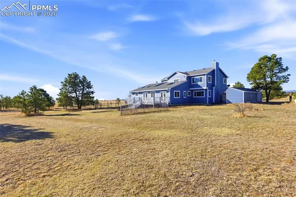 a view of residential houses with yard and ocean