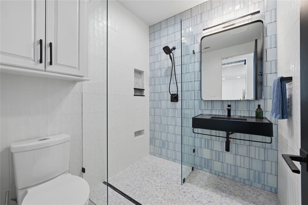 1617 Maple Drive Tool, TX 75143 - Photo 17 of 40 a bathroom with a toilet a sink and mirror
