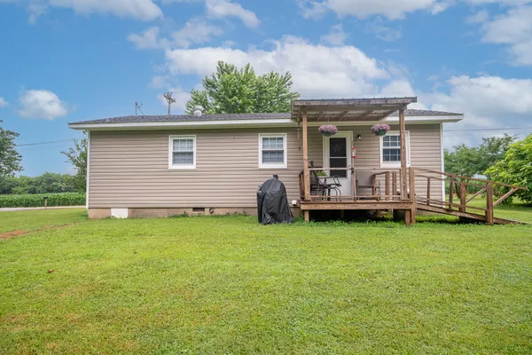 a view of a house with backyard