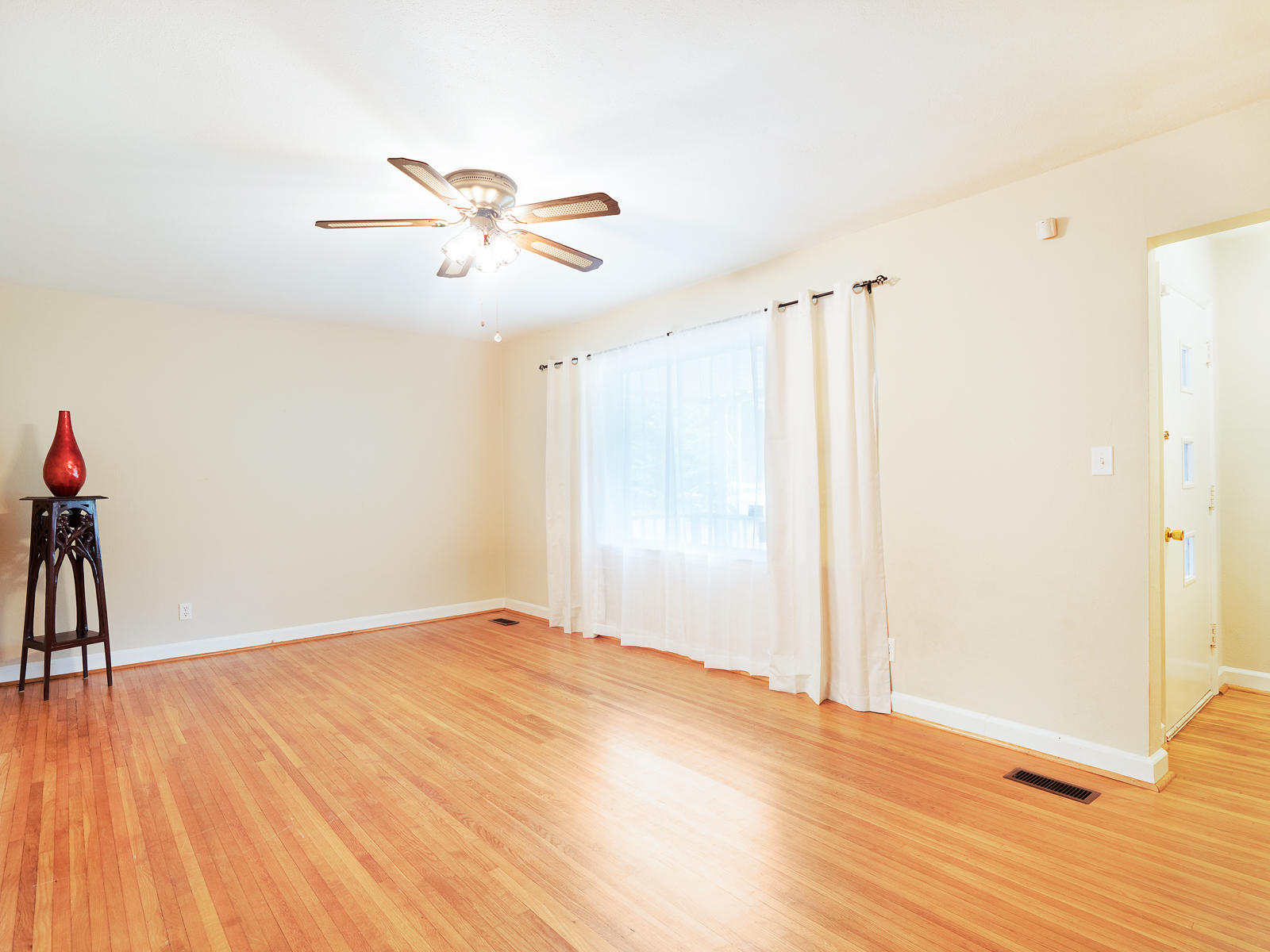 806 Munro Road Chattanooga, TN 37415 - Photo 8 of 21 Living Room
