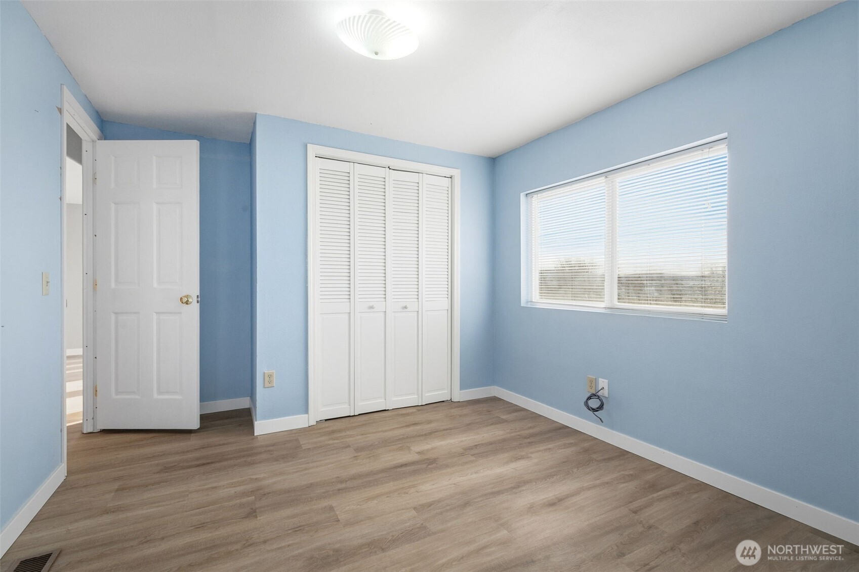 401 Clemans View Road Selah, WA 98942 - Photo 26 of 28 an empty room with wooden floor and windows