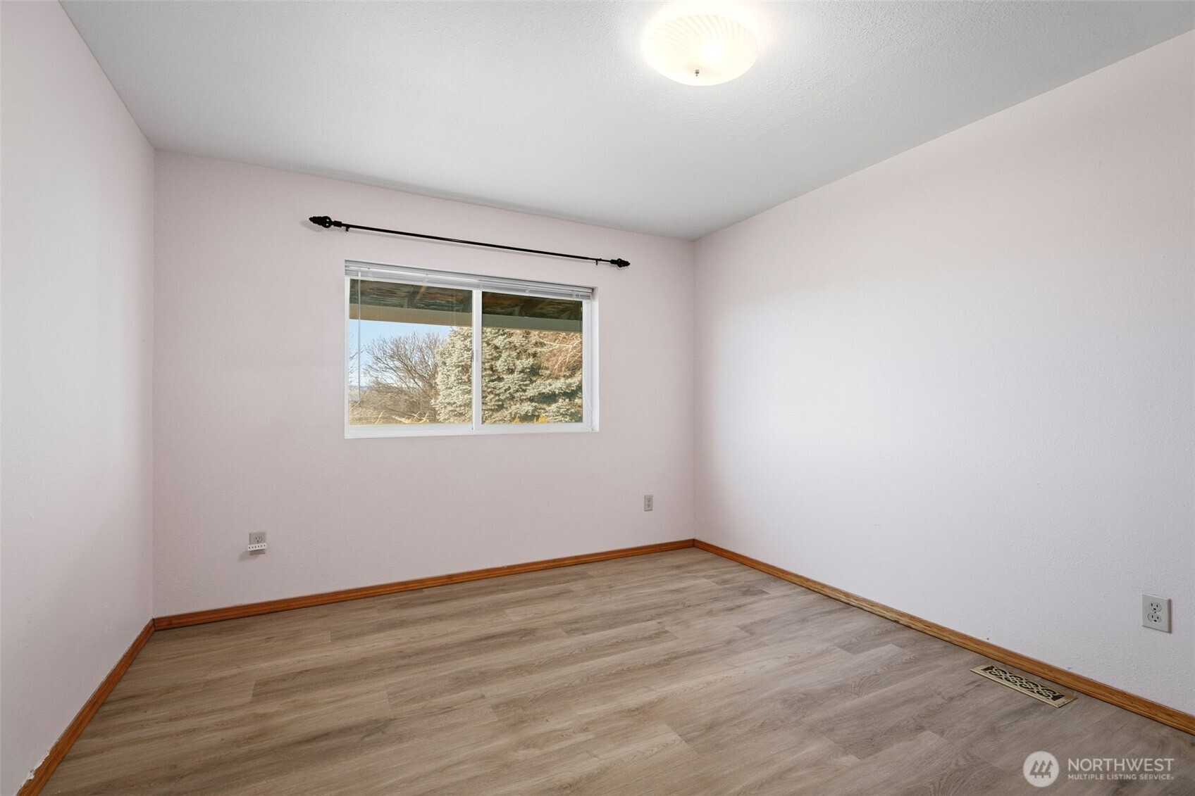 401 Clemans View Road Selah, WA 98942 - Photo 27 of 28 an empty room with wooden floor and a window