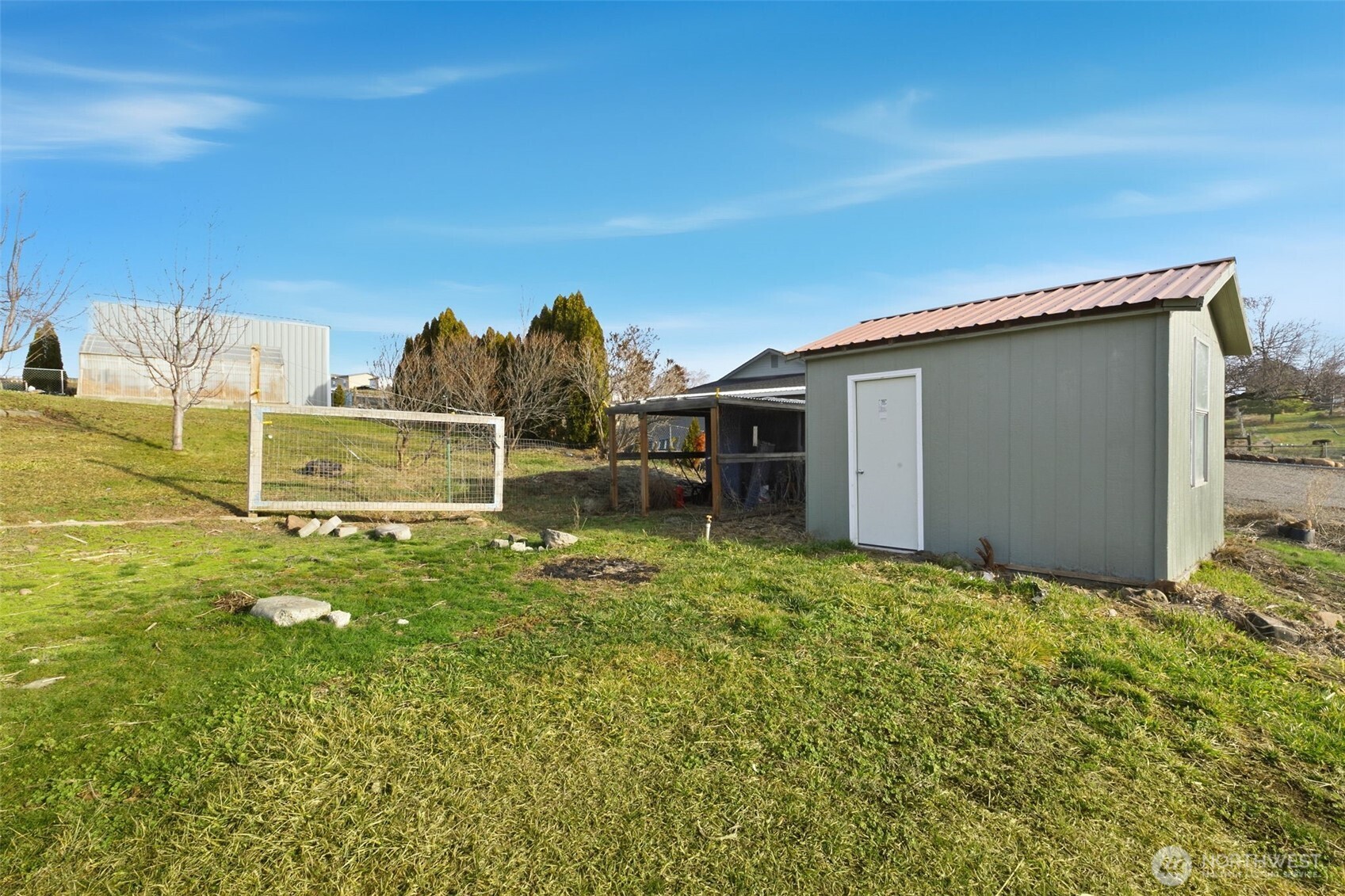 401 Clemans View Road Selah, WA 98942 - Photo 8 of 28 a view of a backyard