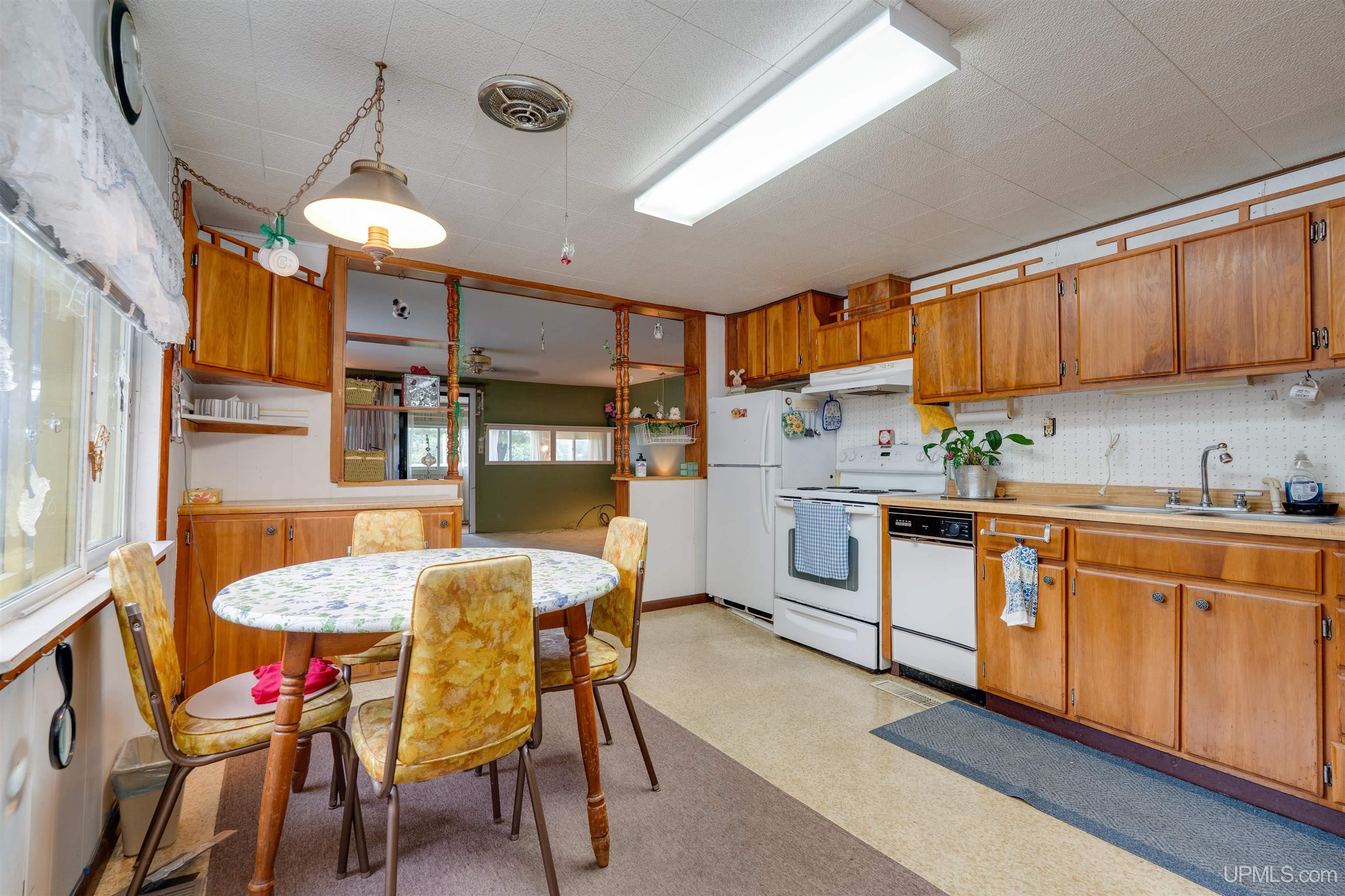 698 River Road Manistique, MI 49854 - Photo 10 of 33 Gallery Image 10