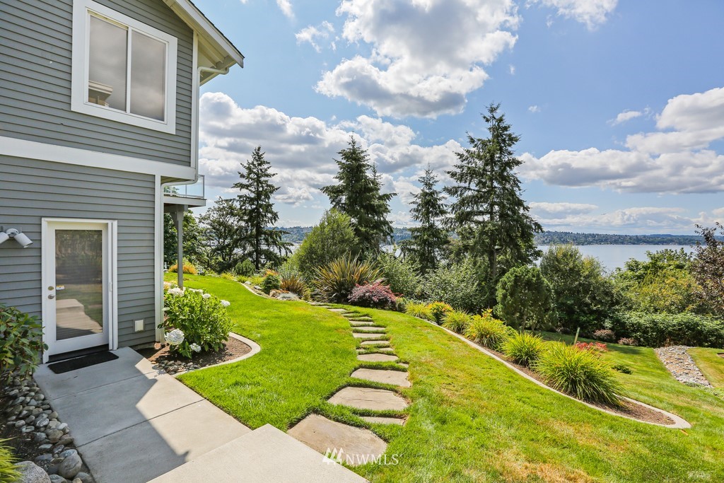 1325 North 24th Street Renton, WA 98056 - Photo 3 of 40 a view of a backyard with garden