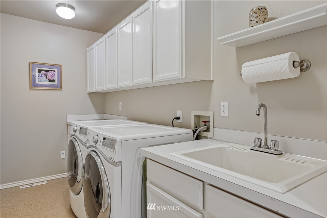 1325 North 24th Street Renton, WA 98056 - Photo 38 of 40 a utility room with sink dryer and washer