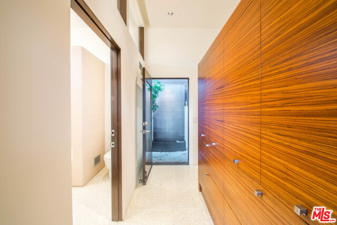 1440 North Kings Road Los Angeles, CA 90069 - Photo 21 of 37 a view of a bathroom