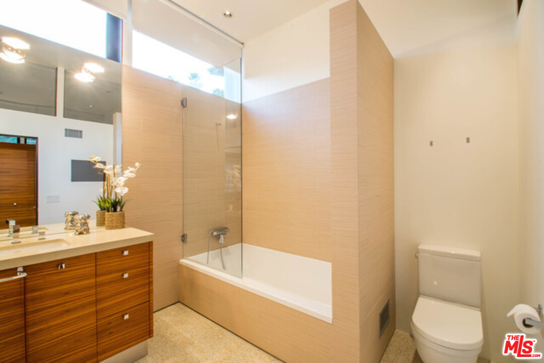 1440 North Kings Road Los Angeles, CA 90069 - Photo 23 of 37 a bathroom with a double vanity sink toilet mirror and bathtub