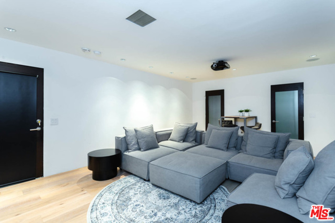 1440 North Kings Road Los Angeles, CA 90069 - Photo 27 of 37 a living room with furniture