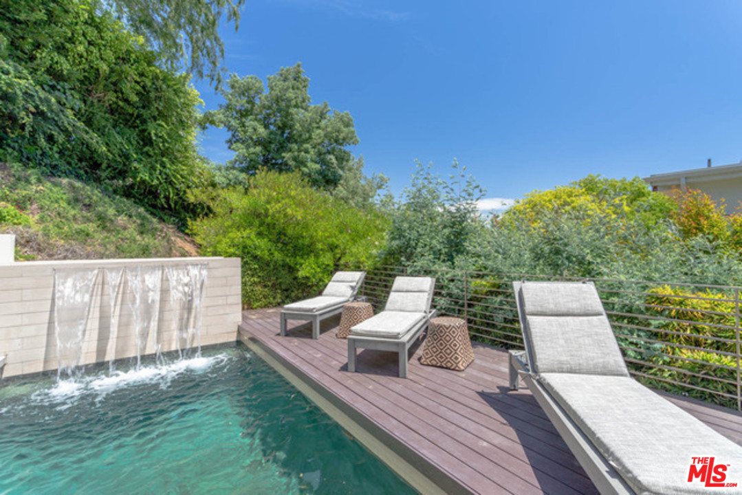 1440 North Kings Road Los Angeles, CA 90069 - Photo 32 of 37 a view of deck with patio