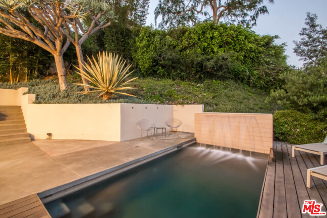 1440 North Kings Road Los Angeles, CA 90069 - Photo 36 of 37 a view of outdoor space and yard