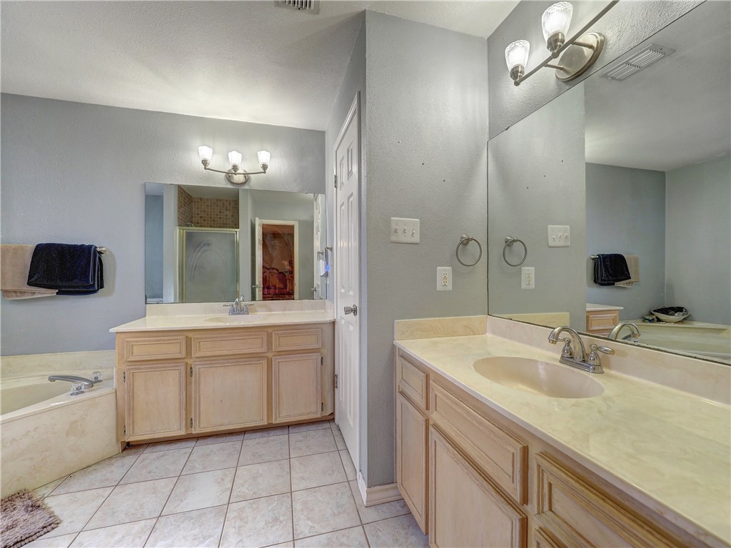 7210 St James Court Corpus Christi, TX 78413 - Photo 15 of 26 Primary bath