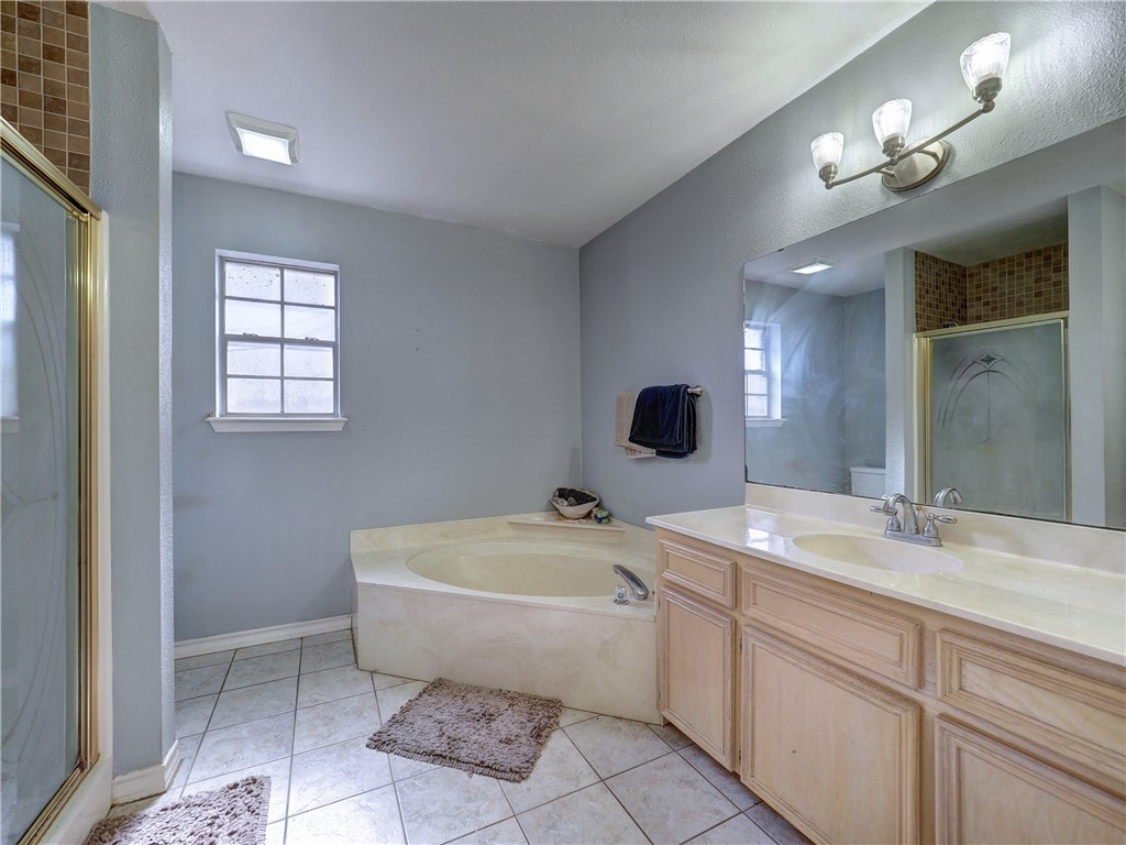 7210 St James Court Corpus Christi, TX 78413 - Photo 16 of 26 Shower and garden tub