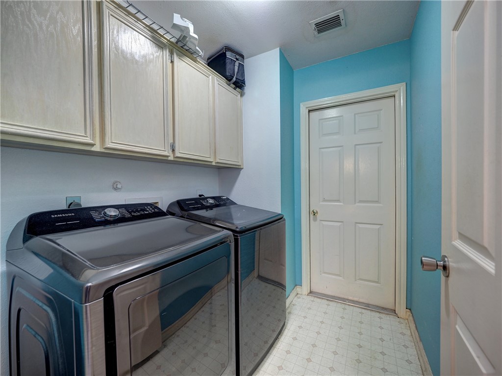7210 St James Court Corpus Christi, TX 78413 - Photo 17 of 26 Laundry room