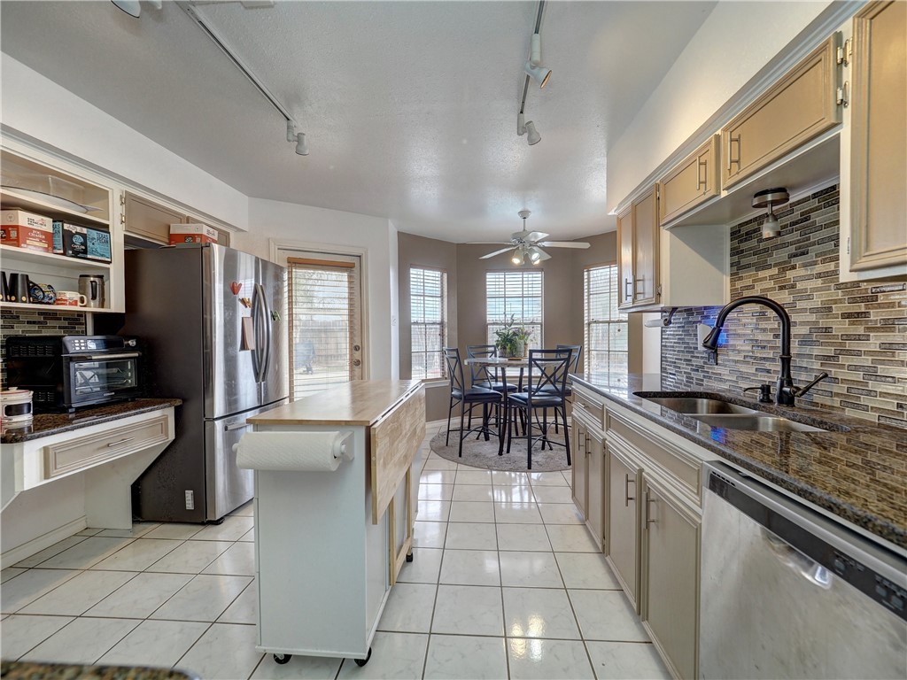 7210 St James Court Corpus Christi, TX 78413 - Photo 8 of 26 Granite countertops