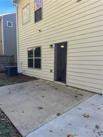a view of a house with backyard