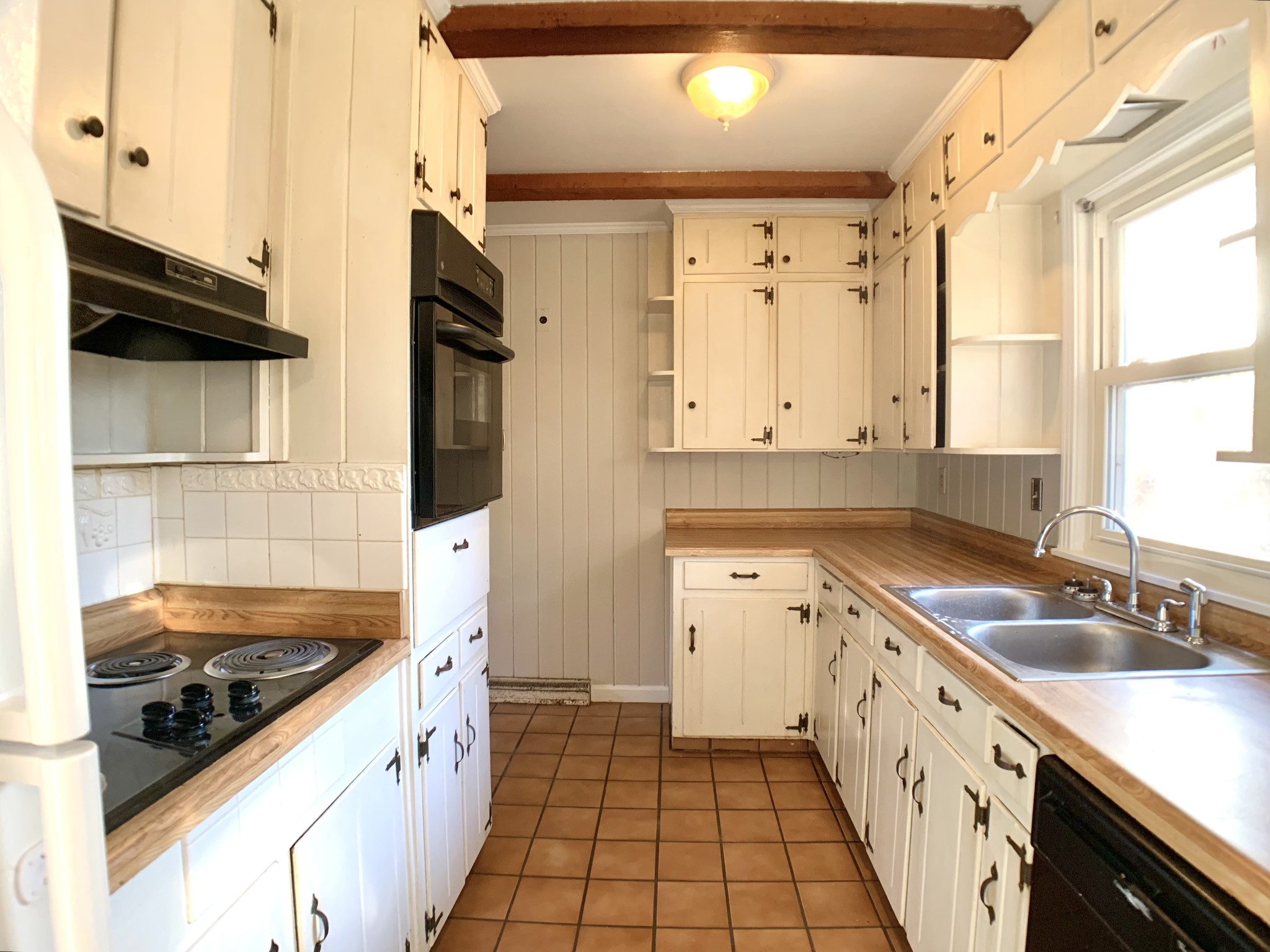 30 Bunker Hill Road Clarksville, TN 37042 - Photo 9 of 30 a kitchen with granite countertop a sink stove and cabinets