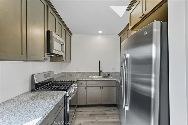 $2,200 | 19237 Bryant Street, Unit 8, Northridge, CA 91324