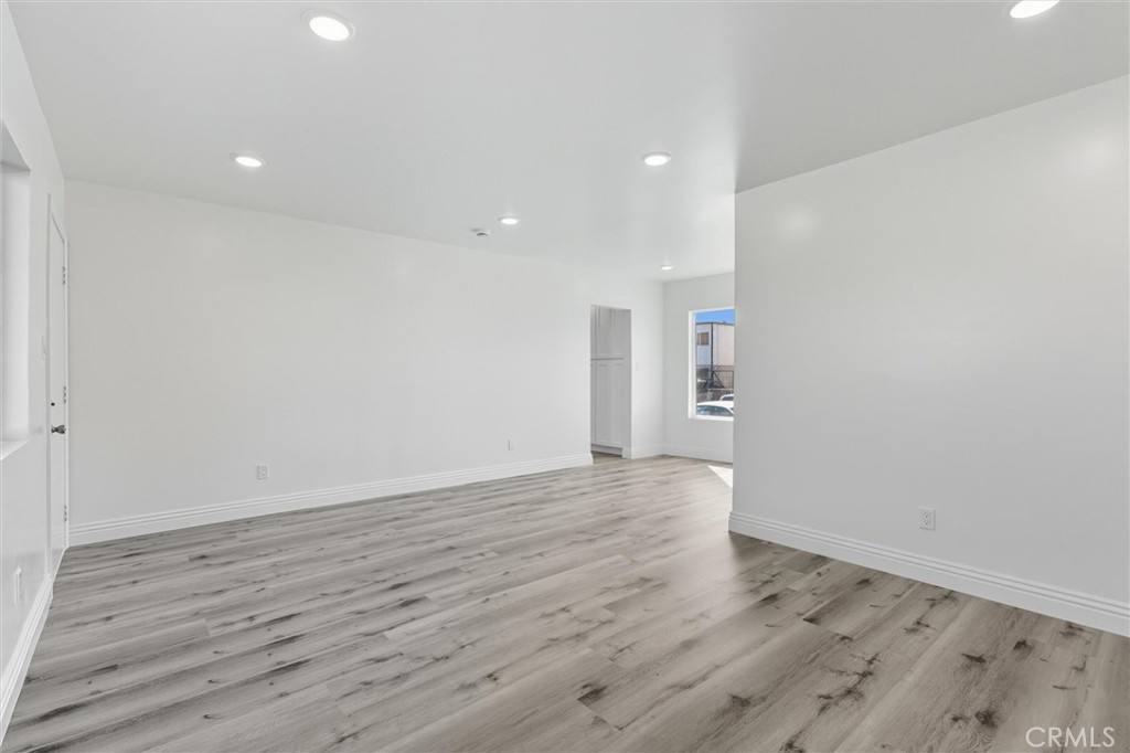 19237 Bryant Street, Unit 8 Northridge, CA 91324 - Photo 7 of 35