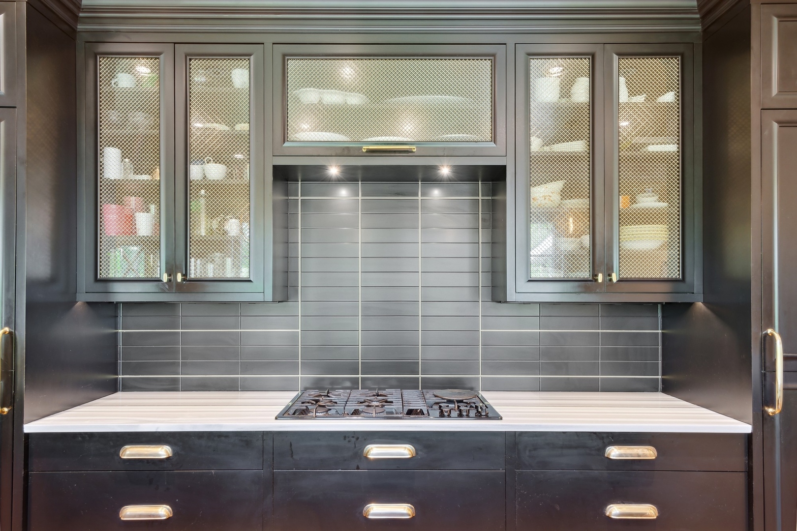 1900 Telegraph Road Bannockburn, IL 60015 - Photo 14 of 47 a bathroom with a bathtub