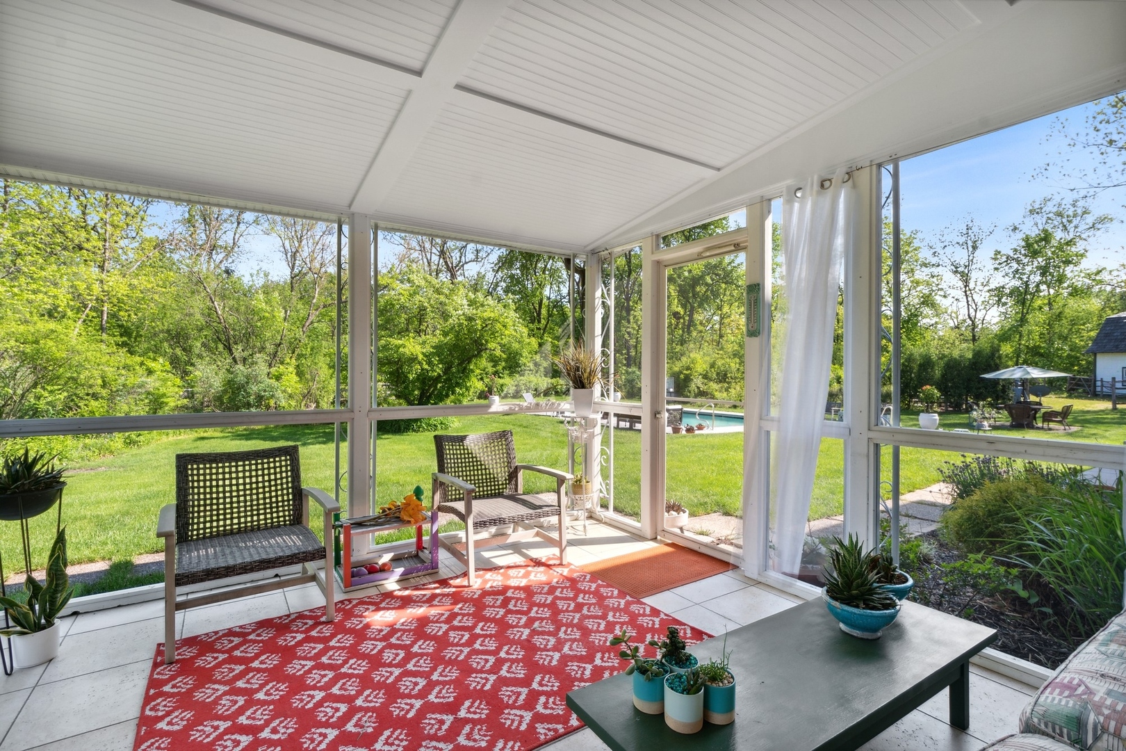 1900 Telegraph Road Bannockburn, IL 60015 - Photo 18 of 47 a living room filled with furniture