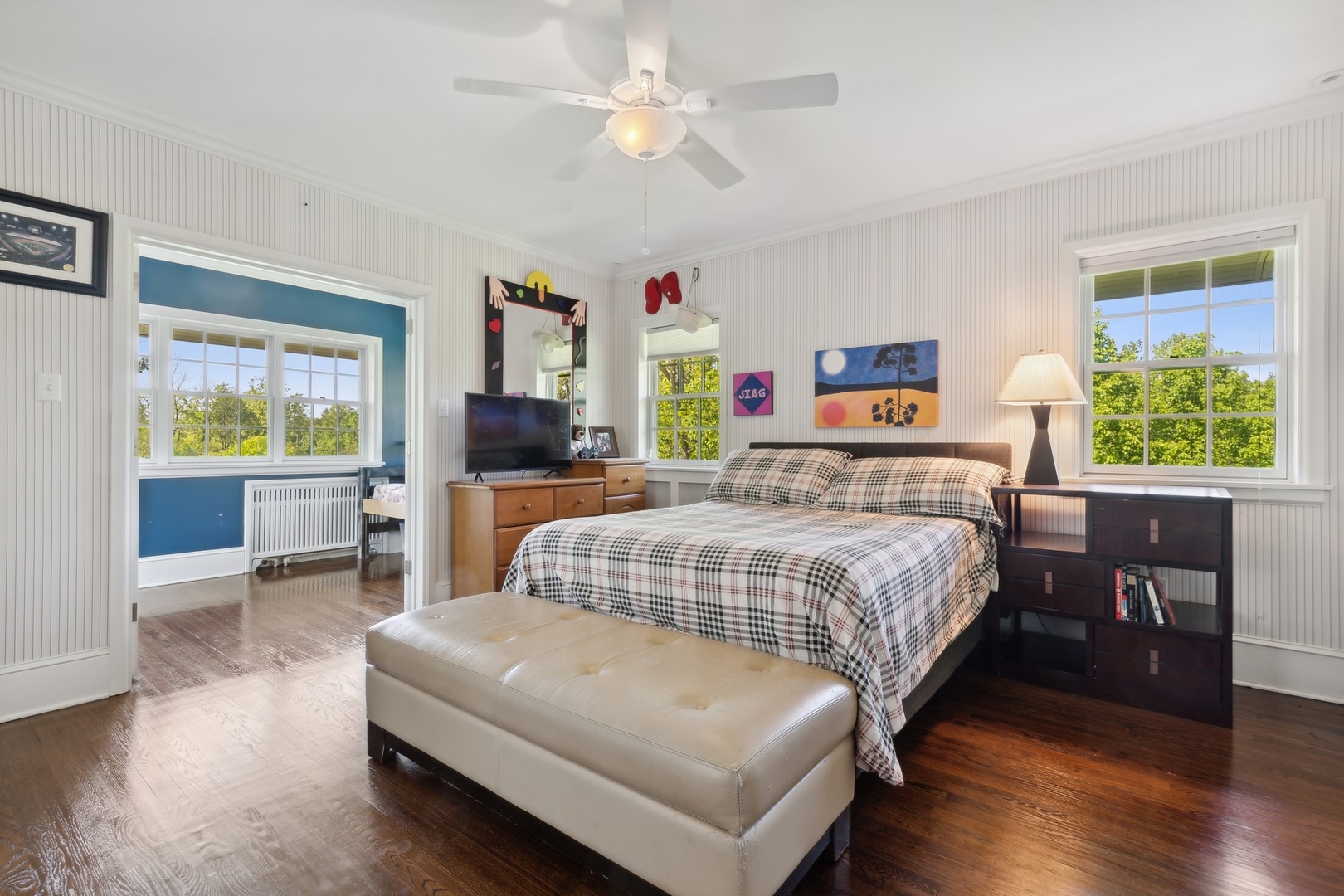 1900 Telegraph Road Bannockburn, IL 60015 - Photo 23 of 47 a bedroom with a bed and a couch