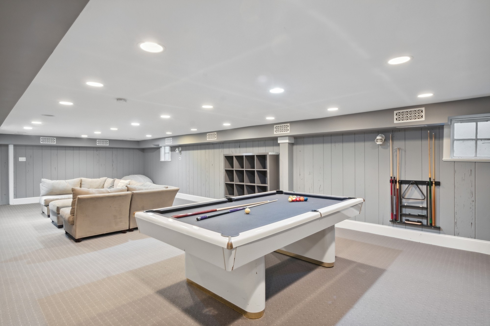 1900 Telegraph Road Bannockburn, IL 60015 - Photo 31 of 47 a room with table and couch