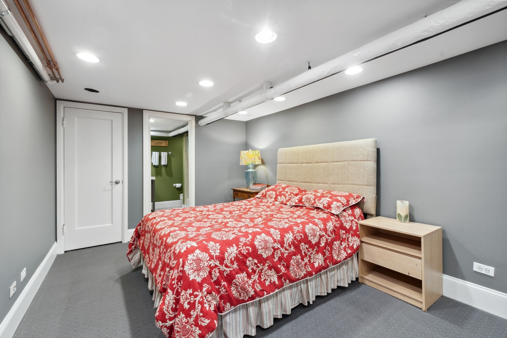 1900 Telegraph Road Bannockburn, IL 60015 - Photo 32 of 47 a bedroom with a bed and a lamp