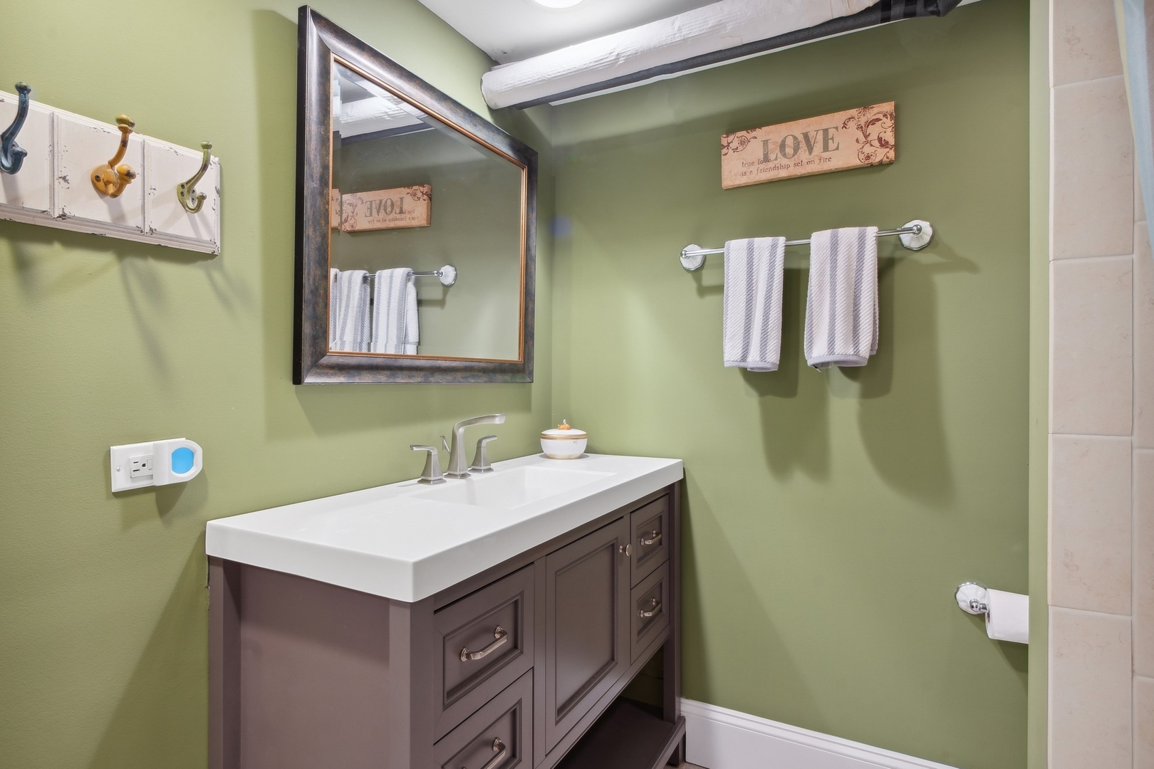 1900 Telegraph Road Bannockburn, IL 60015 - Photo 33 of 47 a bathroom with a sink and a mirror