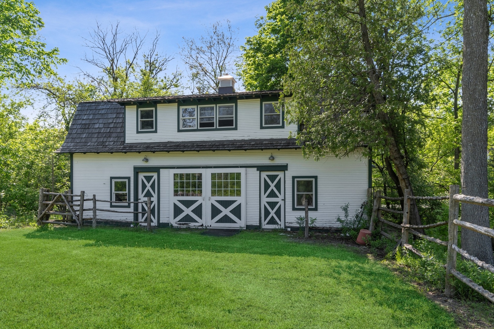 1900 Telegraph Road Bannockburn, IL 60015 - Photo 39 of 47 front view of a house with a garden