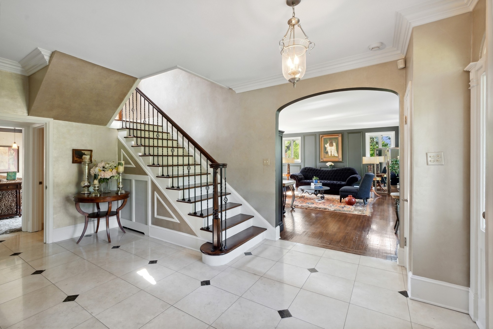 1900 Telegraph Road Bannockburn, IL 60015 - Photo 6 of 47 a view of a livingroom with wooden floor and furniture