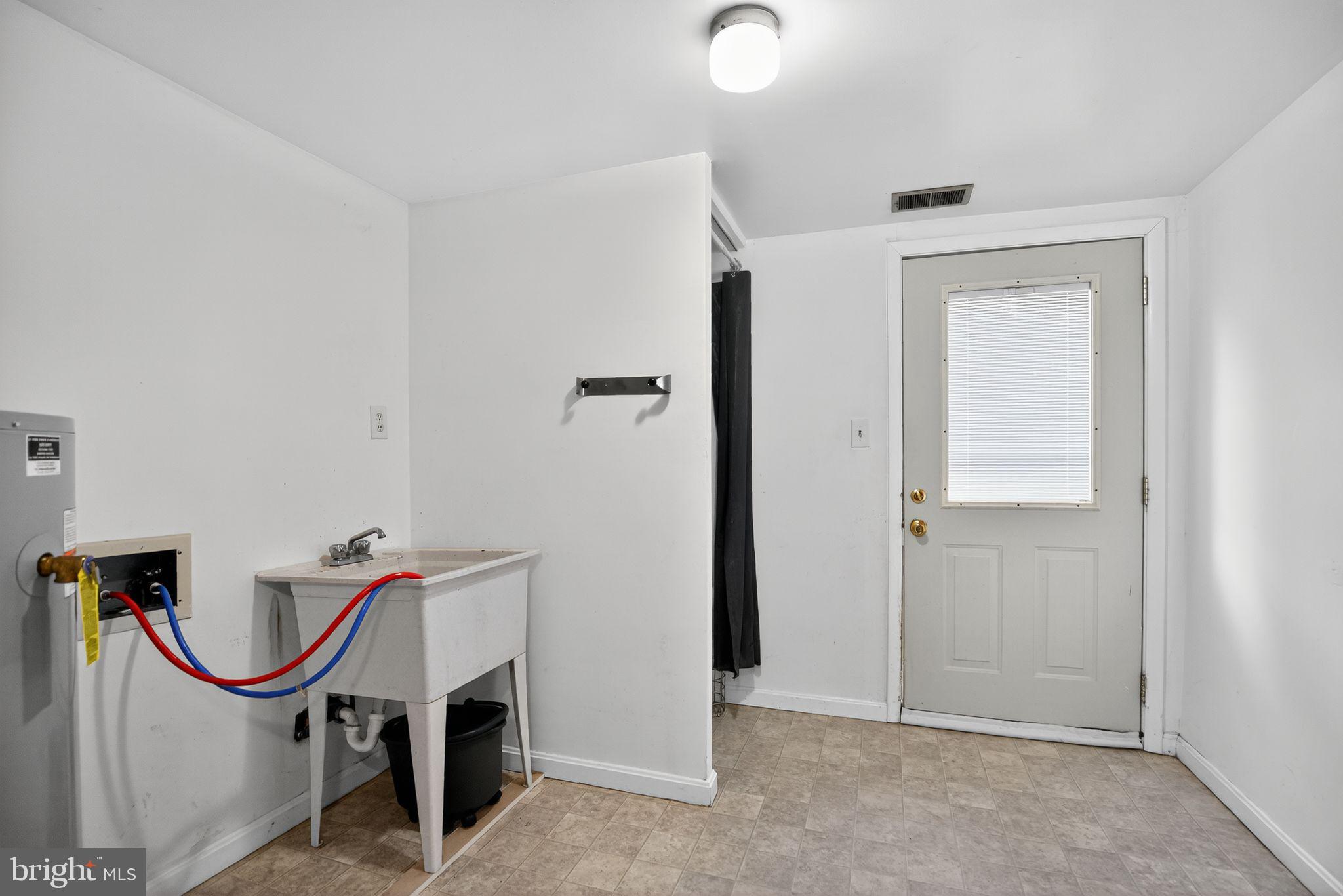 45869 Belvoir Road Great Mills, MD 20634 - Photo 22 of 30 an entryway with a mirror