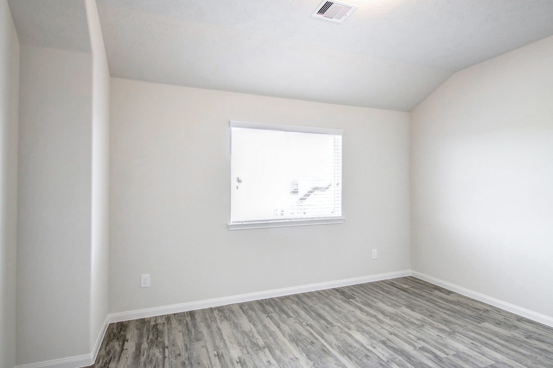 2855 Silver Tree Houston, TX 77014 - Photo 13 of 13 Photos may be representative of the floor plan and not the exact home. Finishes, layout, and features of the actual property for lease may vary.
