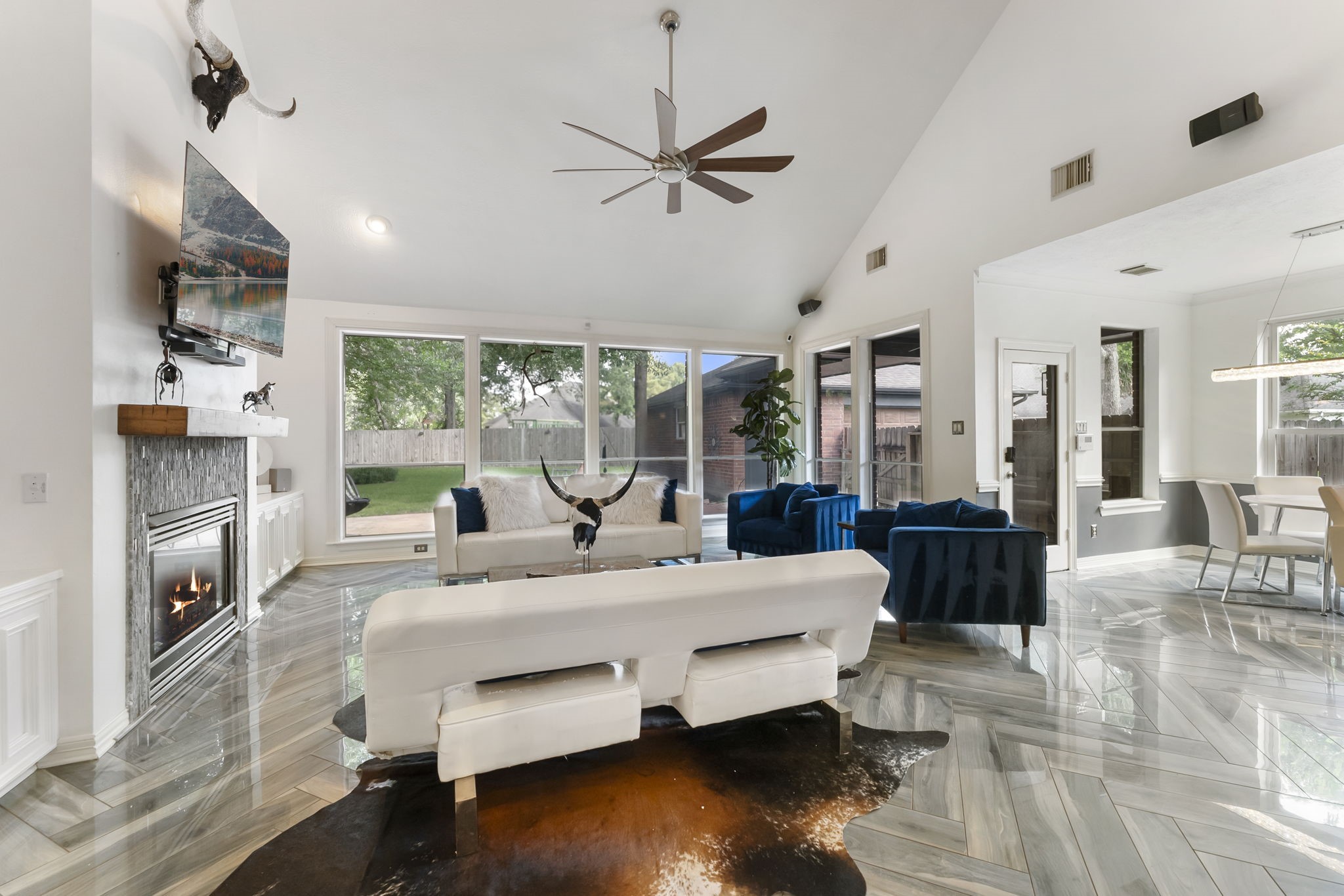 12907 Ryaneagles Circle Houston, TX 77044 - Photo 8 of 48 a living room with furniture and a large window
