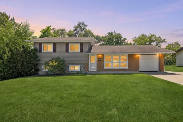 $385,000 | 1680 Highland Boulevard, Hoffman Estates, IL 60169