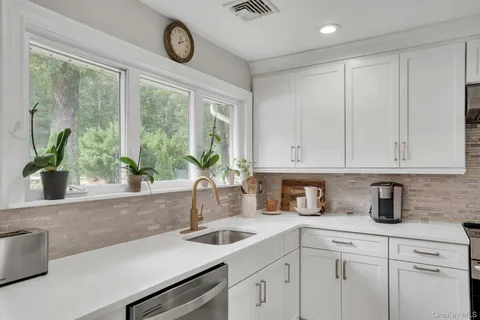 $949,000 | 169 Dix Hills Road, Dix Hills, NY 11746