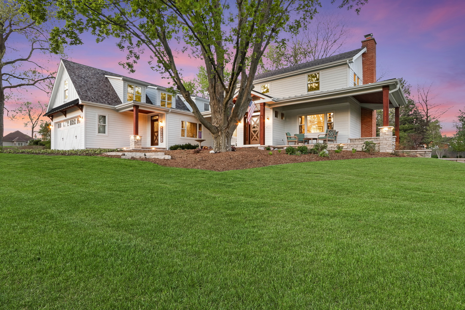 a view of a house with a yard