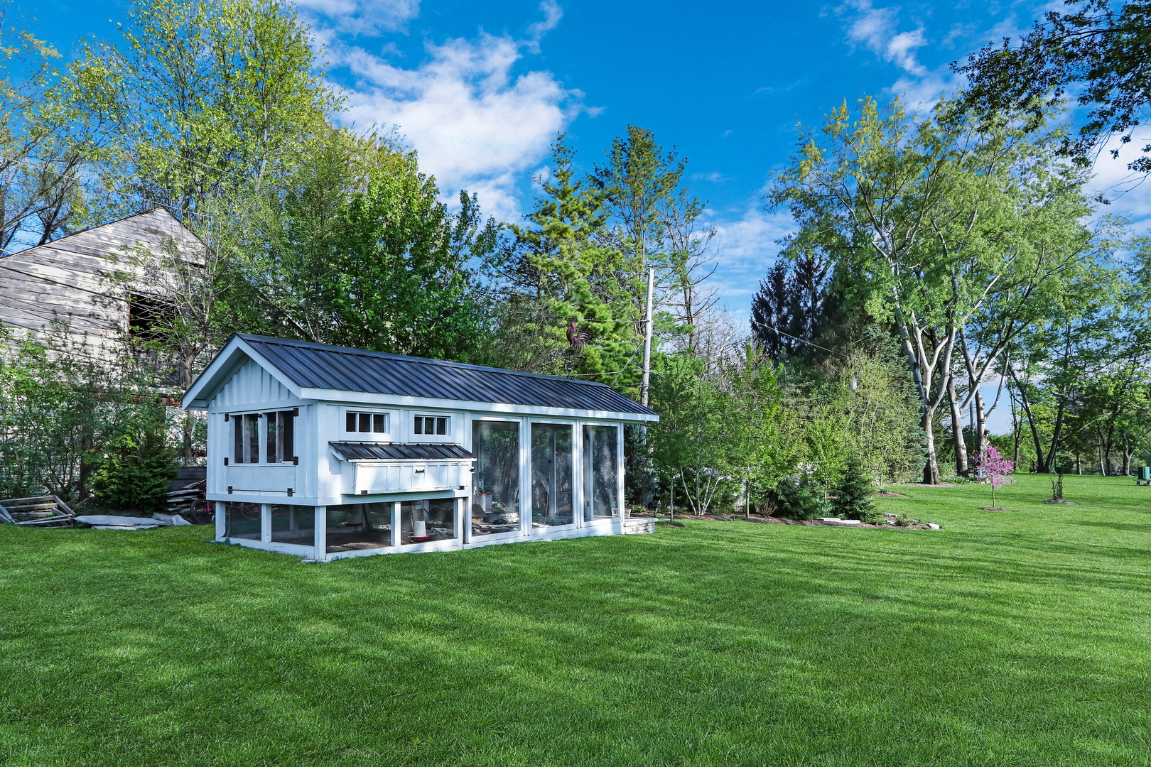 2238 Hanlon Road Libertyville, IL 60048 - Photo 50 of 72 a front view of a house with a yard