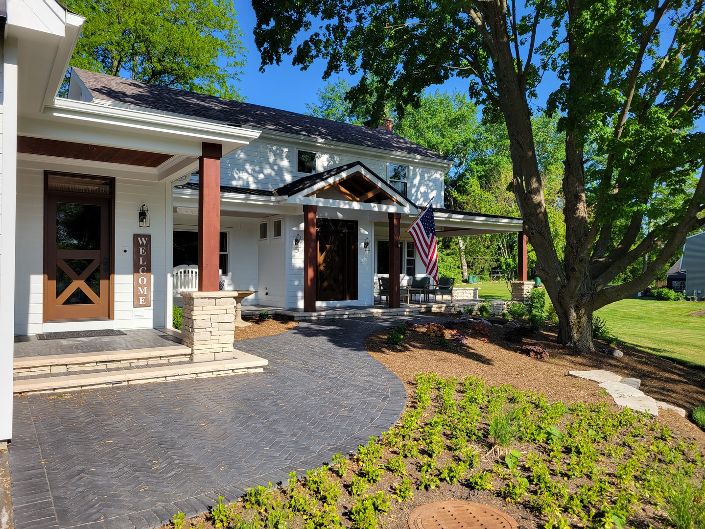 2238 Hanlon Road Libertyville, IL 60048 - Photo 59 of 72 a view of a building with sitting area